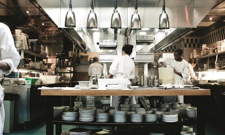 Kokke i færd med fransk menu