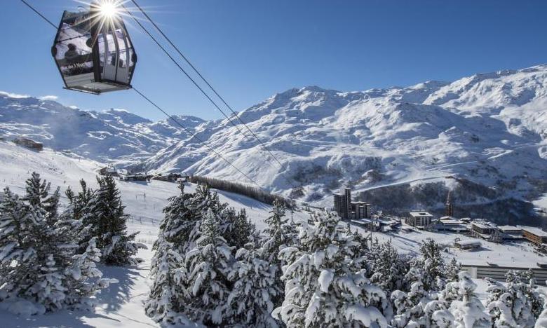 Franska skidorter är redo för säsongen med Covid19-förhållningsregler och r netop offentliggjort denne grafiske illustration over en fiktiv fransk skisportsby - her kabinelift Les Menuires 